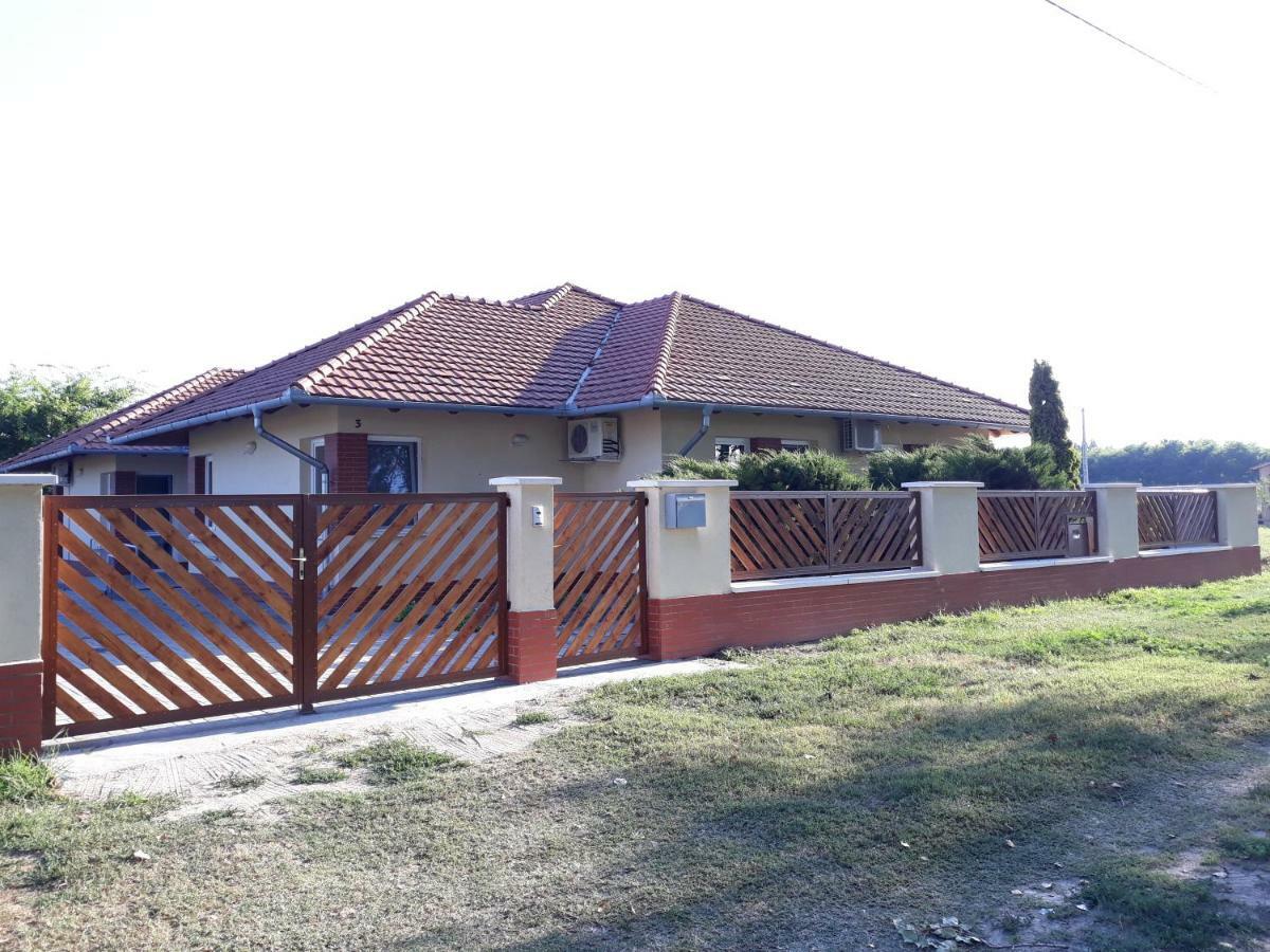 Bella Vendégház Mórahalom Exterior foto