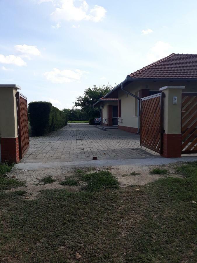Bella Vendégház Mórahalom Exterior foto